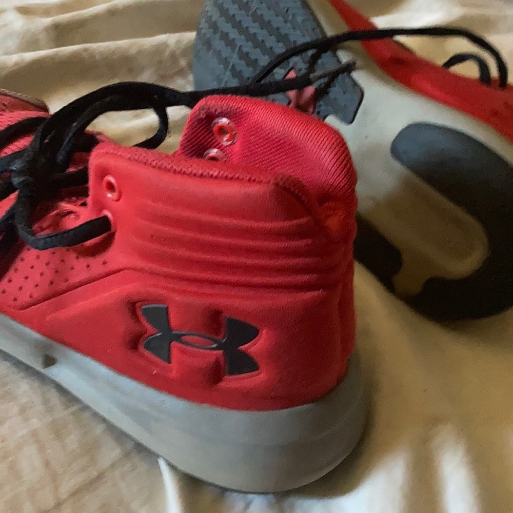 Under armor high  top tennis shoes